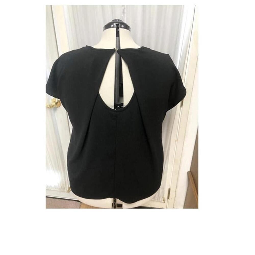 Forever 21 black keyhole top. Size 3x.